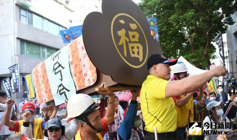 ▲中天新聞台換照聽證會登場,民眾抬假棺材抗議政治黑手伸入NCC變「髒兮兮」。(圖/記者林調遜攝.2020.10.26)