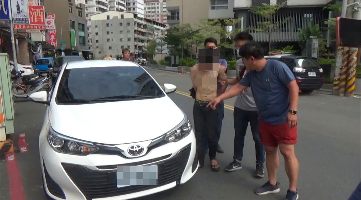 ▲涉嫌犯下高屏地區至少11起夾娃娃機竊案的張簡男子，昨天下午於警方圍捕時時拒捕並咬傷偵查隊小隊長陳昭元後仍遭警方逮捕。(圖／記者郭凱杰翻攝)