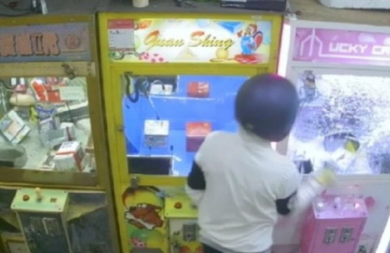 ▲警方調閱監視器發現張簡戴著安全帽進入選物店,對著娃娃機玻璃一陣猛砸,而且連續好幾台,破壞後竊取裏頭的公仔、洗衣球多樣的物品。(圖/記者郭凱杰翻攝)