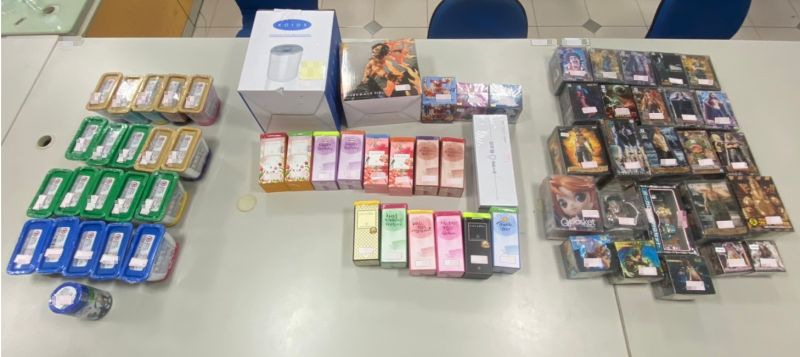 ▲警方在竊嫌車內和租屋處查獲公仔和3C產品等110件贓物,初估市價約10萬元上下。(圖/記者郭凱杰翻攝)