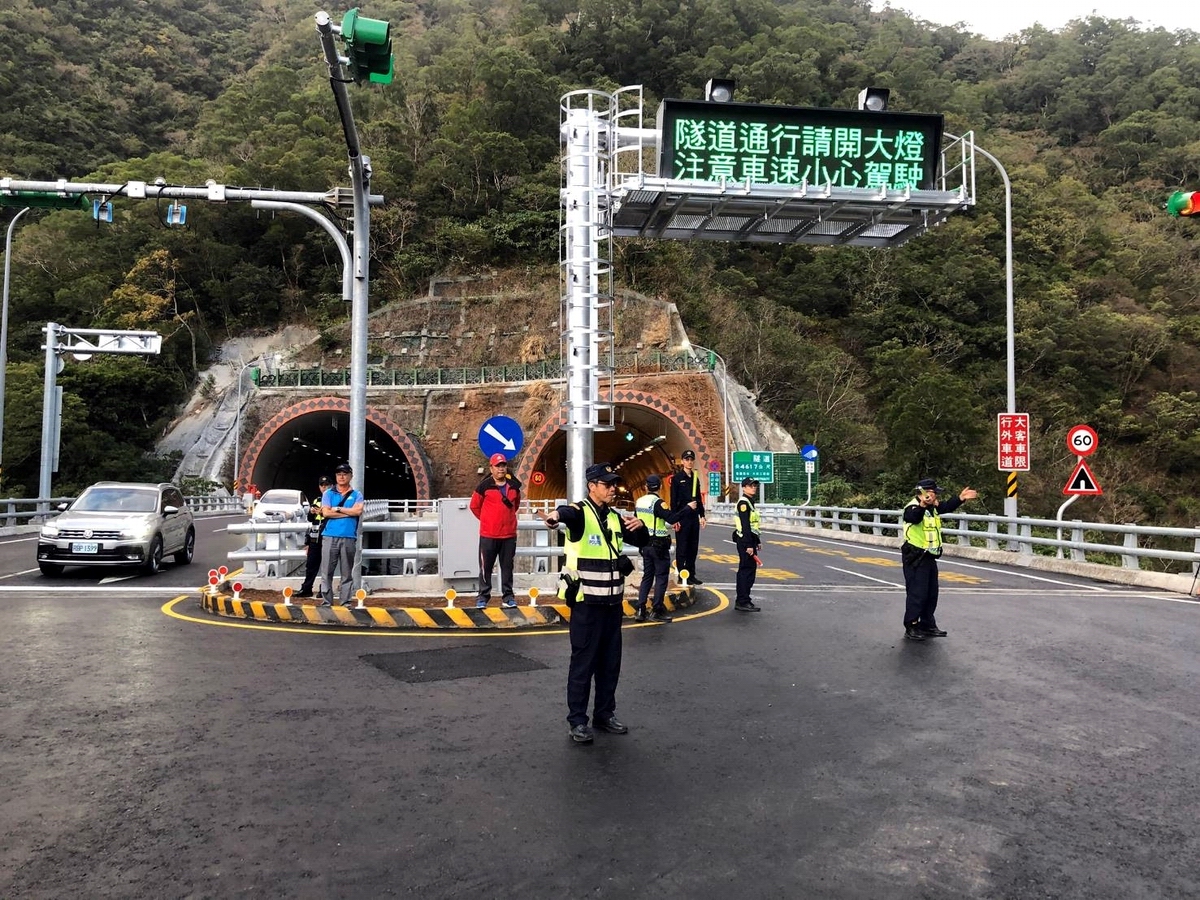 ▲南迴公路草埔森永隧道，位於台東、屏東兩縣交界，橫跨達仁鄉森永村與獅子鄉草埔村之間，全長四點六一公里，是全國第五長隧道。（圖／屏東監理站提供,2020.10,26）