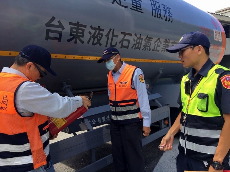 ▲南迴公路草埔森永隧道開放非管制大貨車通行監理站排班稽查。(圖/屏東監理站提供,2020.10,26)