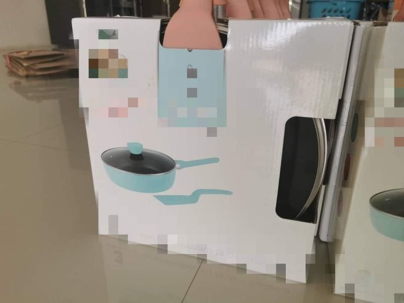 ▲原PO發現是鍋具的手把,還笑虧說「還以為是玩具批發」。(圖/翻攝自《爆廢1公社》