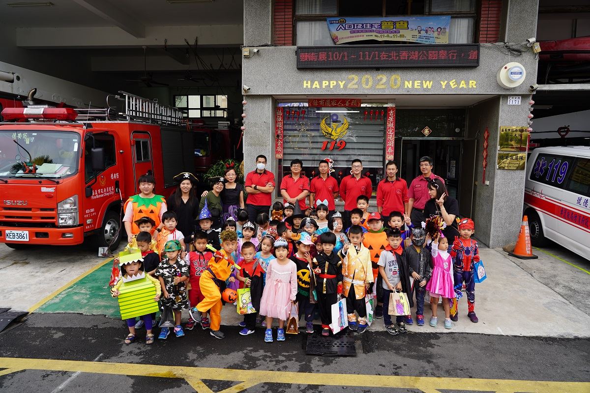 ▲嘉義市政府消防局第一消防大隊德安分隊辦理陽光幼兒園參訪活動。〔圖／嘉市府提供2020.10.26〕