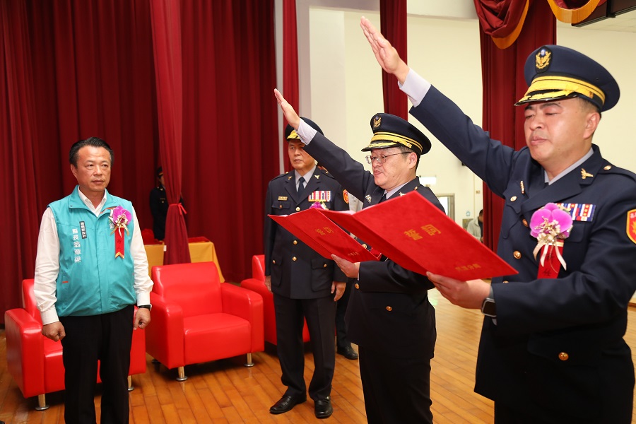 ▲嘉義縣長翁章梁(左)為縣警局新任警職人員主持宣誓儀式。(圖／嘉義縣政府提供)