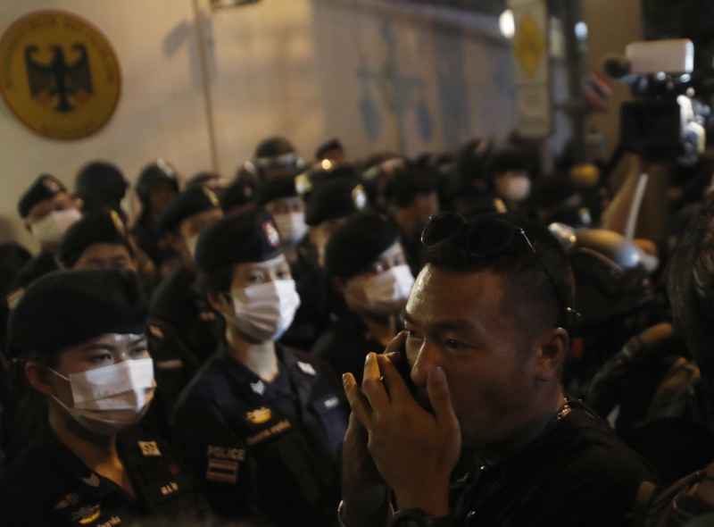 ▲示威者 26 日晚間遊行至德國駐泰國大使館前抗議。（圖／美聯社／達志影像）