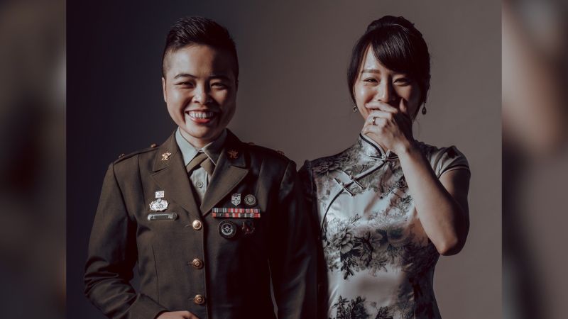 三軍聯合婚禮30日登場,陸軍臉書粉絲專頁刊登同婚新人照片,此次聯合婚禮將有兩對同婚新人,穿著軍裝「同婚」紀念照曝光。(圖/中華民國陸軍臉書)