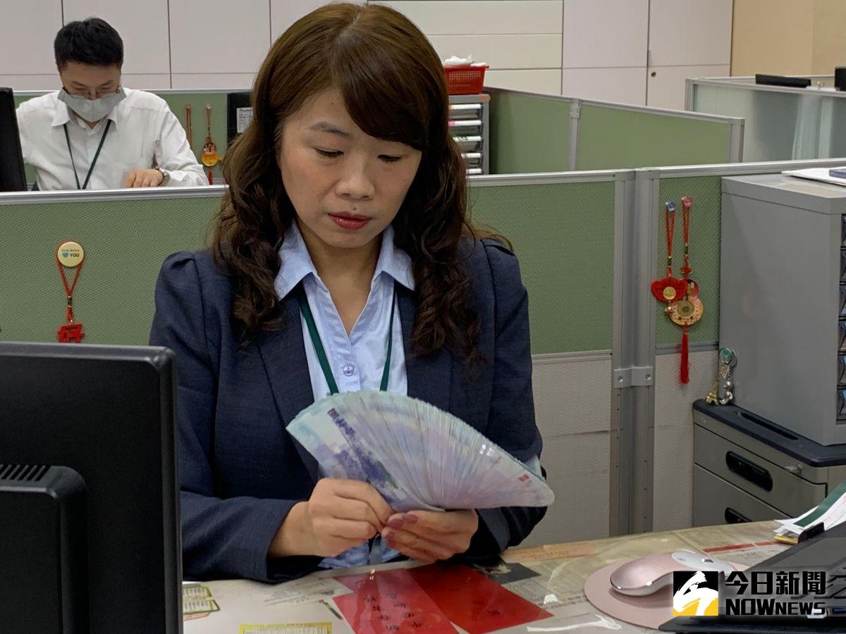 ▲新台幣兌美元匯率今（3）日盤中最高衝破28.50元的「彭淮南防線」，勁揚3.65角，來到28.401元，但終場收28.668元，升值9.8分，為9年半以來新高。（圖／記者顏真真攝，NOWnews資料照片）