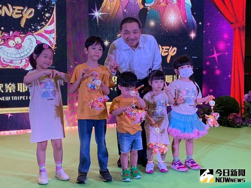 ▲侯友宜表示，每天掌握疫情變化，如果有社區感染之虞，新北歡樂耶誕城活動必要時立刻停辦。(圖/記者康子仁攝)