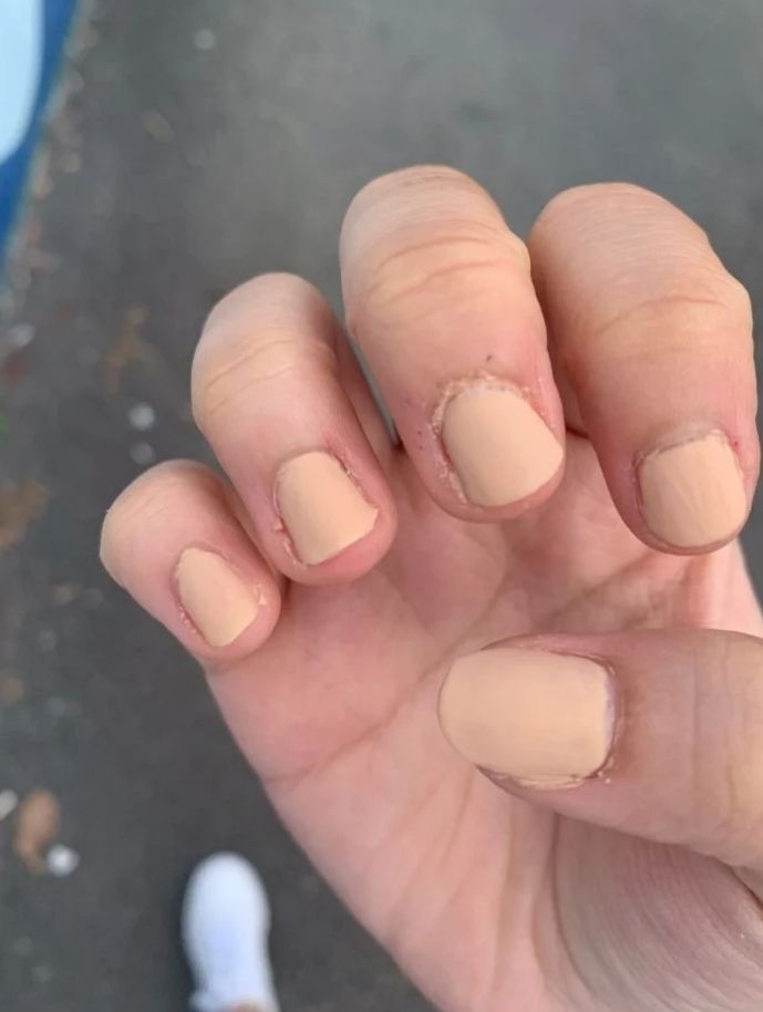 ▲原PO花錢做美甲,但拇指、食指及中指明顯被塗出邊界,讓她相當崩潰。(圖/翻攝自《Dcard》