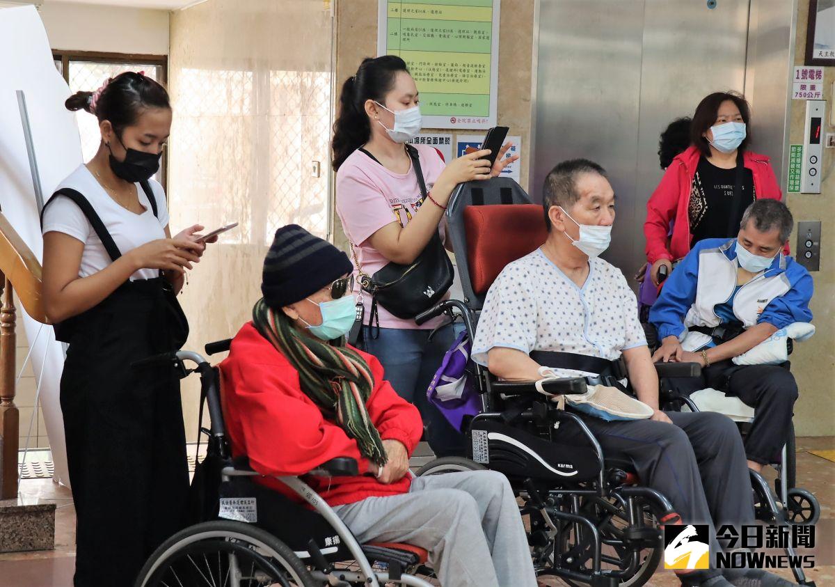 ▲勞安所研究顯示，長照服務員80%以女性為主，且長照機構對相關法規並不熟悉，在職業安全衛生方面問題較多。（示意圖／NOWnews資料照）