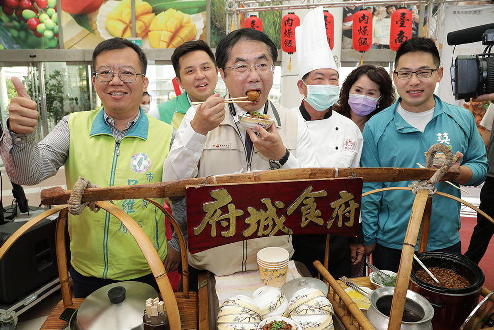 ▲黃偉哲說，香噴噴肉燥飯配上滷得入味的滷蛋，不由令人一口接一口（圖／記者林怡孜攝，2020,10.27）