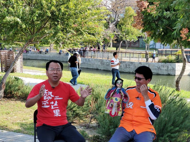 ▲謝龍介身著代表台南的統一獅隊橘色隊服,帶著難兄難弟秘雕現身會場(圖/柳榮俊攝2020.10.27)