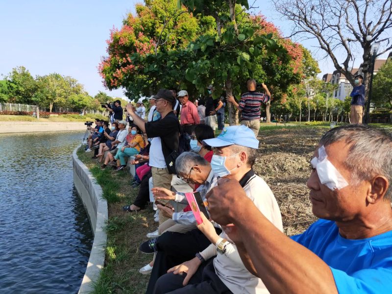 ▲議員謝龍到豐原葫蘆墩公園跳軟埤仔溪，現場吸引數百人圍觀(圖／柳榮俊攝2020.10.27)