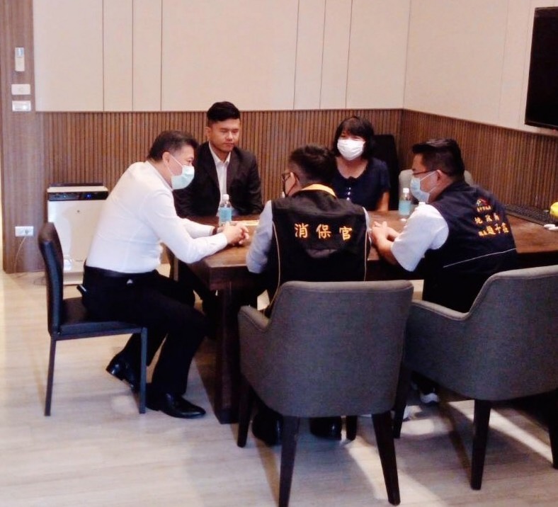 ▲台中市政府法制局消保官、地政局會同內政部地政司中部辦公室人員於至建商位於市政路及河南路交界的銷售中心稽查。(圖／法制局提供2020.10.27)