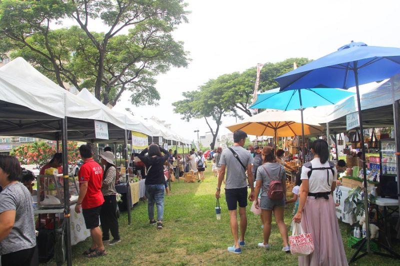 ▲10月底的「嘉有好市集」,縣府邀民眾一起慶祝萬聖節、看無人機展演。(圖/嘉義縣政府提供)