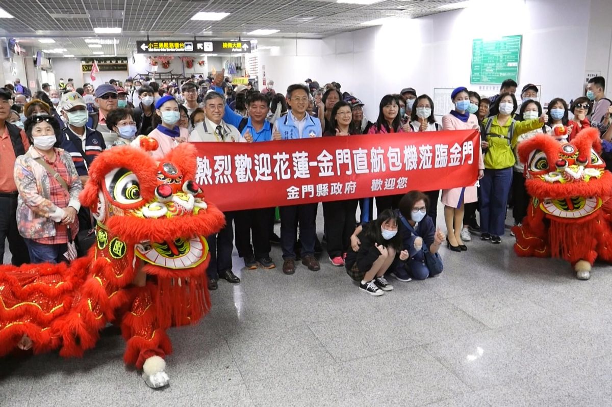 ▲從花蓮啟航的包機搭載184人於中午12時00分順利抵達金門。(圖/記者蔡若喬攝)