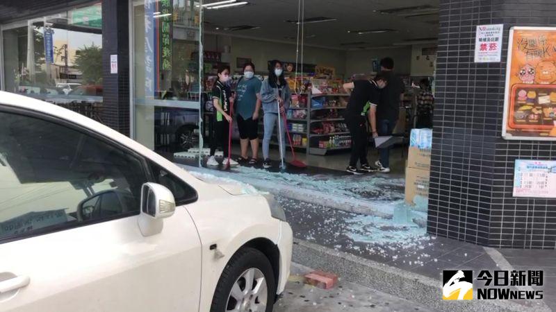 ▲一輛白車轎車直接衝破門市的玻璃,開進商店內,現場滿地玻璃碎片,裡頭部分商品遭波及。(圖/記者陳雅芳攝,2020.10.27)