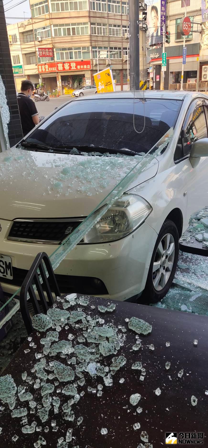 ▲和美鎮發生自小客車撞進超商事件，造成超商大片玻璃全碎，現場一片狼藉，所幸沒有人員受傷。（圖／記者陳雅芳攝，2020.10.27）