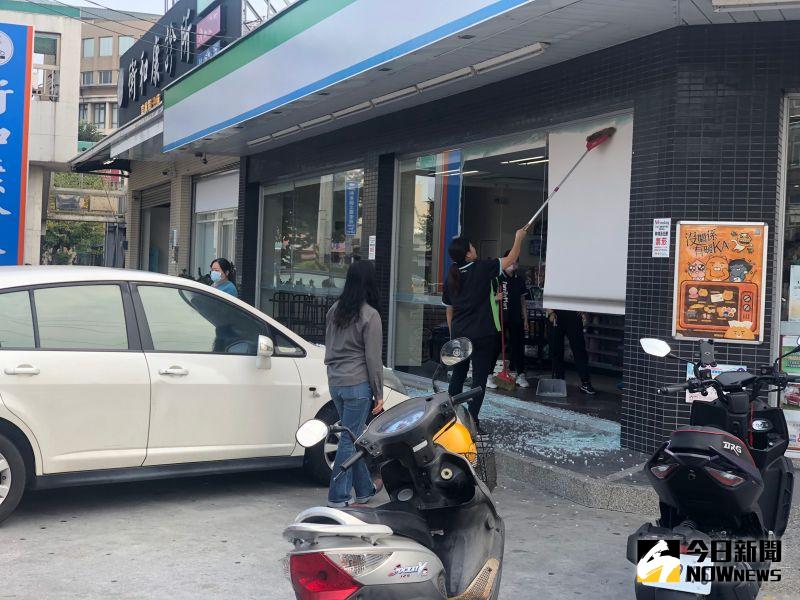 ▲和美鎮鹿和路六段、和美鎮公所對面的一間超商發生自小客車撞進超商事件。(圖/記者陳雅芳攝,2020.10.27)