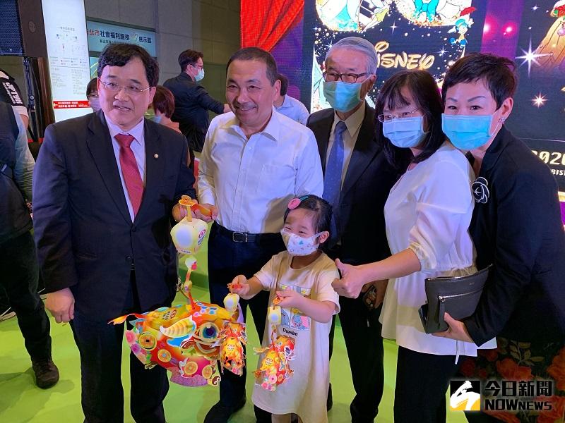 ▲新光人壽慈善基金會董事長吳東進(右3)捐贈2萬個小提燈給新北市政府，希望提振地方經濟。(圖/記者康子仁攝)