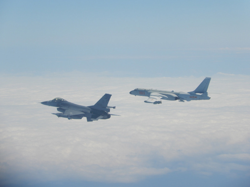▲解放軍轟6機(右)機飛經巴士海峽，國軍F-16(左)緊急起飛監控伴飛。近期共機、軍艦頻繁擾台，台灣軍隊多次出動。已耗費台幣41億元。