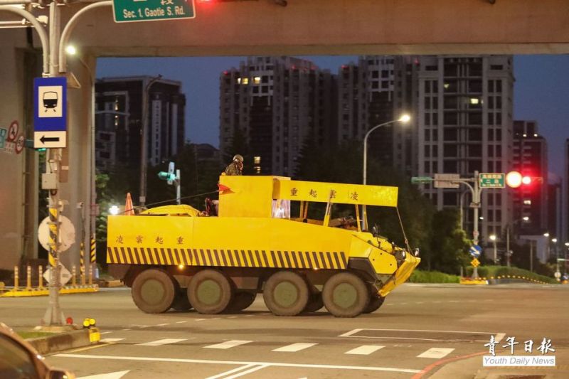 國軍戰備週登場　雲豹甲車變身工程車、夜間移動保存戰力
