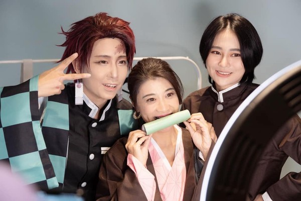 ▲民進黨立委林楚茵今（27）日晚間貼出自己cosplay的照片，畫面中同黨立委賴品妤也在內。（圖／翻攝林楚茵臉書）