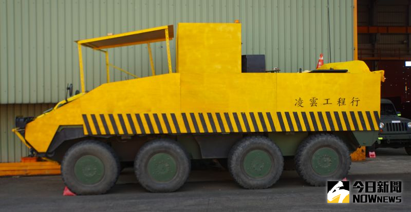 ▲國軍戰備週登場,雲豹8輪甲車偽裝成工程車,藏身民間工廠。(圖/記者呂炯昌攝.2020.10.28)