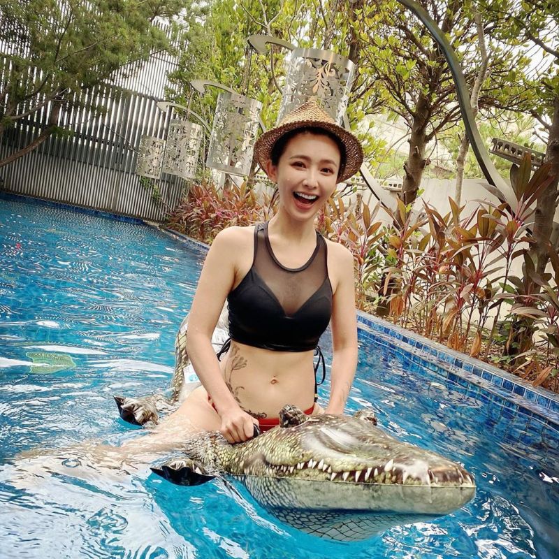 ▲吳婉君在泳池裡騎鱷魚。(圖/