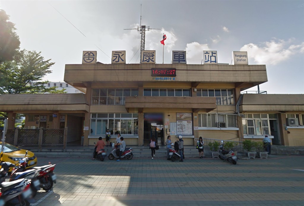 ▲台鐵新市到永康間路線異常影響，導致南下及北上列車都有延誤。圖為台南永康火車站。（圖／中央社，圖取自Google地圖網頁google.com/maps）