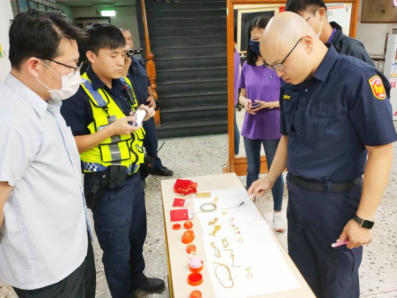 ▲警方清點黃金數量。(圖/記者陳聖璋翻攝)