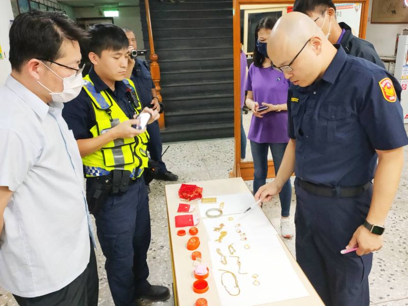 ▲警方清點黃金數量。（圖／記者陳聖璋翻攝）