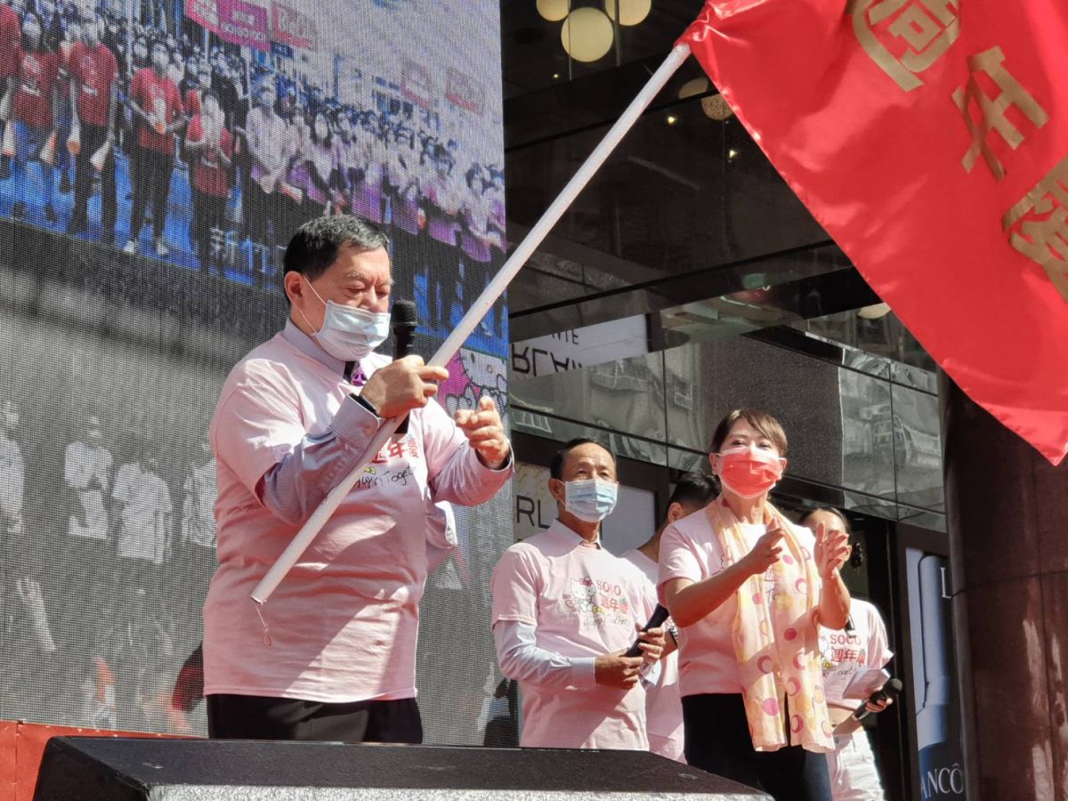 ▲遠東SOGO百貨周年慶11月5日開跑，今（28）日舉行誓師大會，集團大家長徐旭東(圖左)、SOGO董事長黃晴雯(圖右)與高階主管站台，與員工們宣示旗開得勝。（圖／記者許家禎攝）