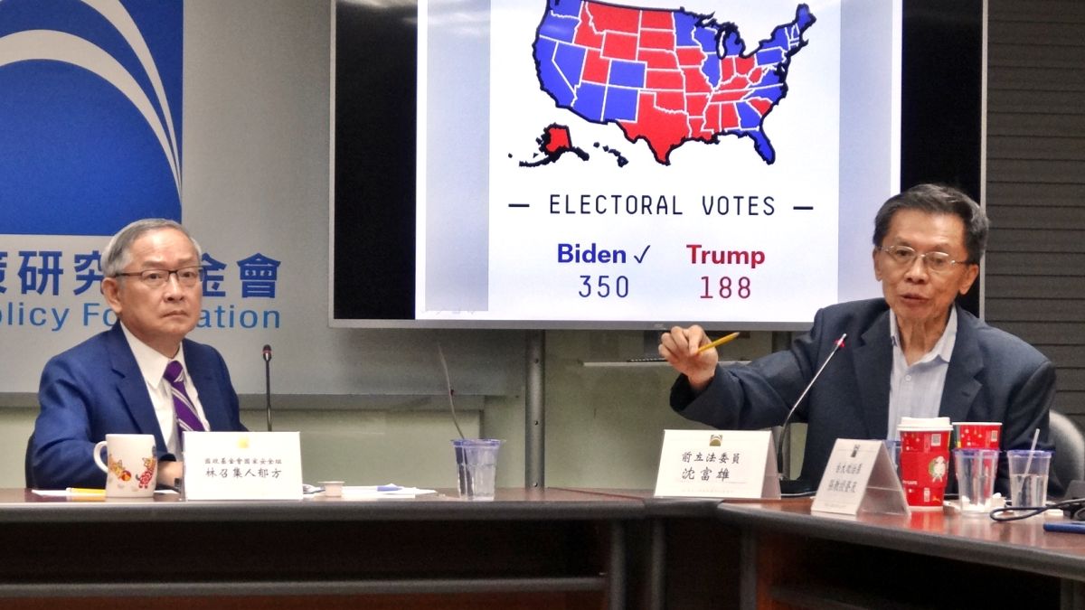 ▲沈富雄和林郁方針對美國總統大選對賭，林郁方當場表示，如果沈富雄輸了，「我不要你的錢，你來智庫掃地就好」。( 圖 / 國家政策研究基金會提供 )