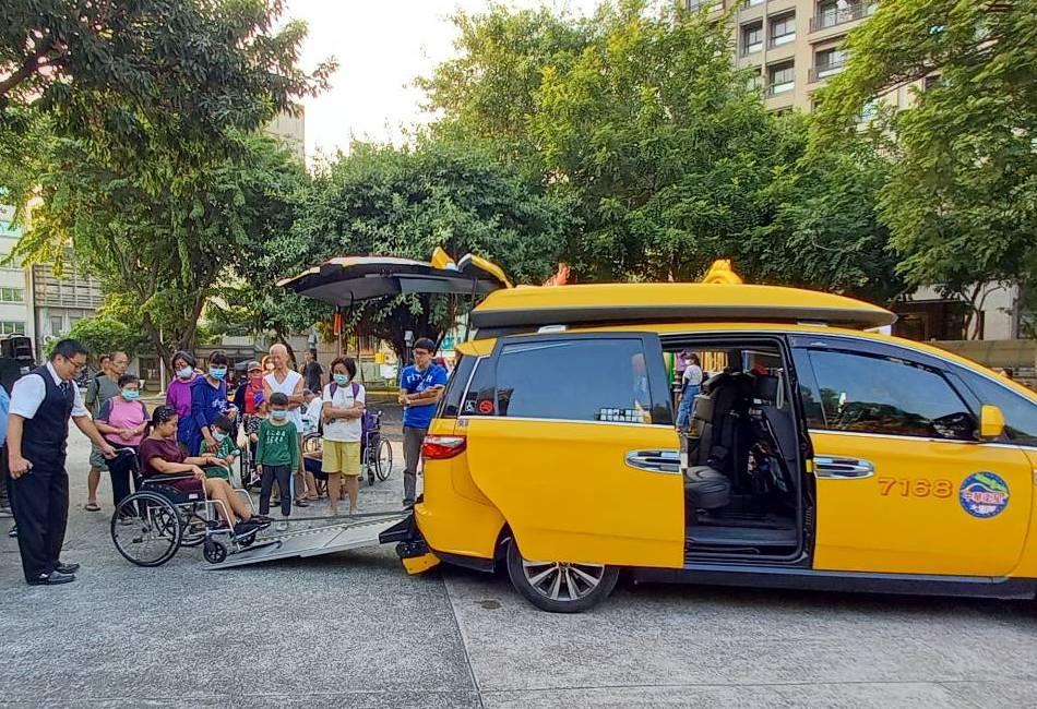 ▲交通部公路總局高雄市區監理所與高雄市政府交通局首度舉辦通用小黃下鄉讓民眾體驗．也歡迎行動不便者多加利用。(圖／記者黃守作攝，2020.10.28)  

