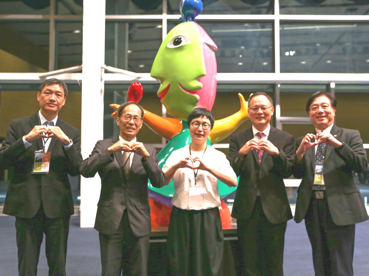 ▲經濟部加工出口區管理處舉辦加工區CEO聯誼，處長黃文谷(左2)邀請文化內容策進院董事長丁曉菁(中)到場分享。(圖／記者黃守作攝)  