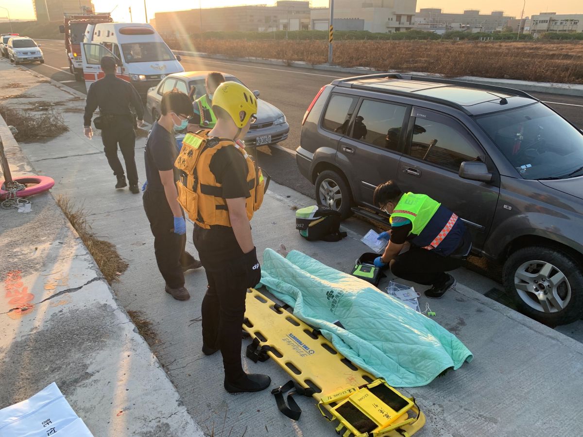 ▲消防局第三大隊動員救援，到現場後使用長背板固定後，搬運至岸上，已經明顯死亡，疑似為外籍人士。（圖／記者陳雅芳翻攝，2020.10.28）