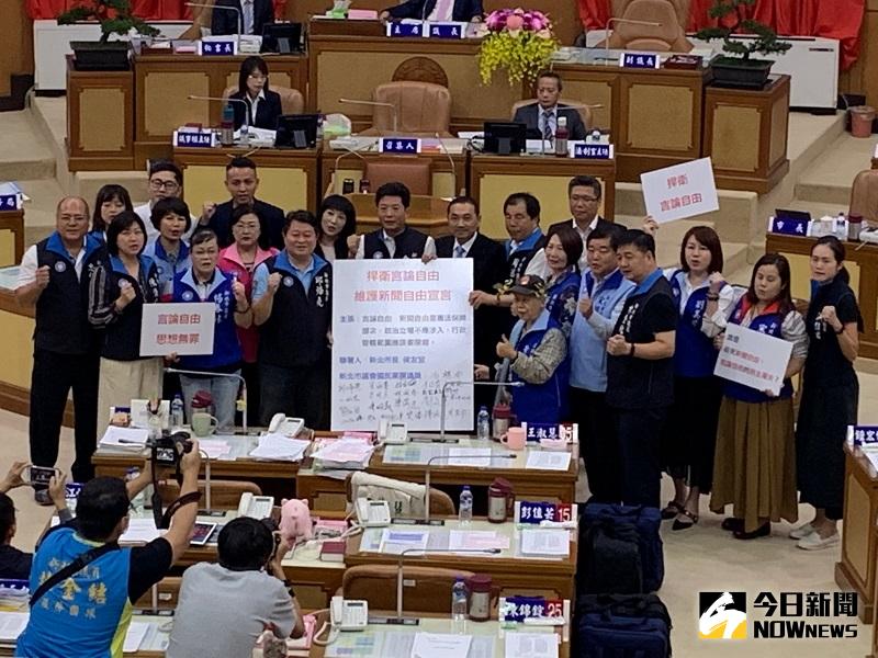 ▲侯友宜雖然婉拒在看板上簽名，但和議員、看板合照，力挺新聞自由。(圖/記者康子仁攝)