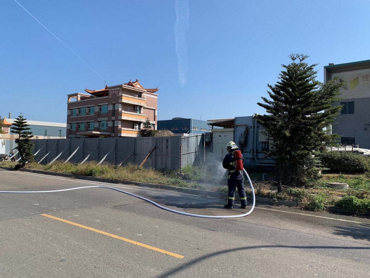 ▲彰濱工業區內傳出有工廠進行整地，施工中挖斷天然氣管線，消防人員到場先以水霧來讓濃度稀釋。（圖／記者陳雅芳翻攝，2020.10.28）