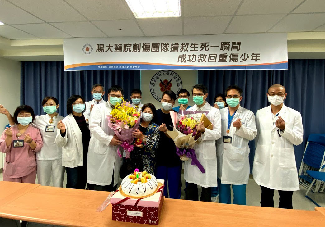 ▲陳姓少年今天與他阿嬤特地回到陽大醫院向團隊醫師表達感謝救命之恩。（圖／記者李清貴攝,2020.10.28)