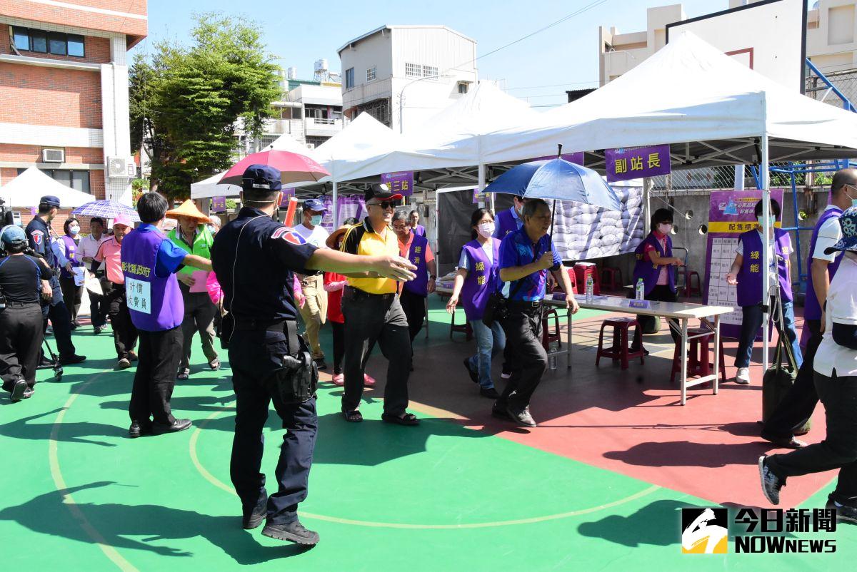 ▲彰化市向陽里活動中心進行民生必需品短缺時期配售演練，演練民眾排隊購買食米、食用油、食鹽、液化石油氣等情況。（圖／記者陳雅芳攝，2020.10.28）