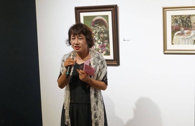 ▲黃鈺婷藝術家致詞歡迎各界藝文人士及有興趣的民眾前往觀展,一同進入押花世界。(圖/記者蘇榮泉攝,2020.10.28)
