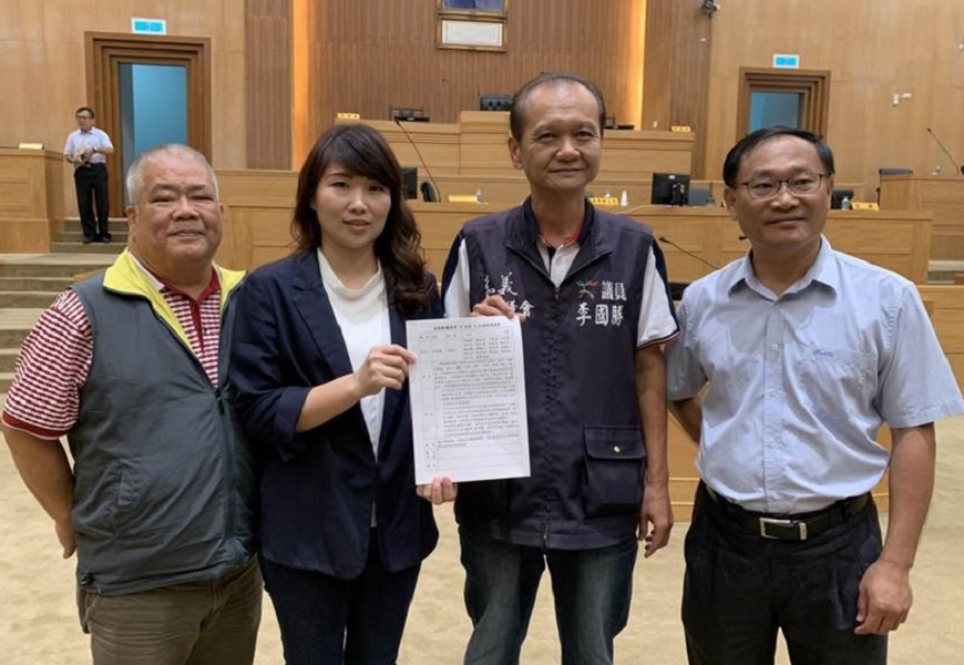 ▲嘉義縣議會國民黨團書記長李國勝(右2)議員，帶同黨議會向參加連署的議員表示感謝，並說明是表達民意。(圖／記者陳惲朋翻攝）