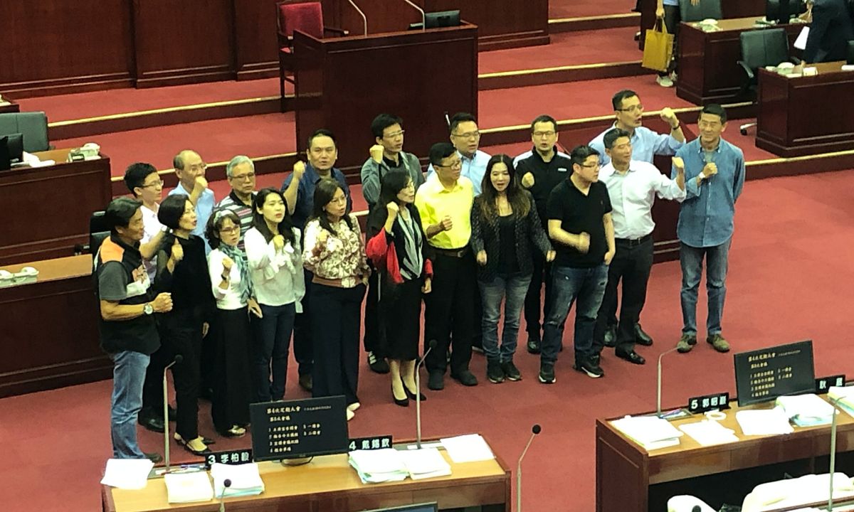 ▲台北市議會28日下午審查國民黨提出的食安自治條例修正案，不過在民進黨及部分無黨籍議員的技術性杯葛，加上國民黨議員也未全數出席的情況下，最終只能宣布散會。而國民黨議員在會後高喊「拒絕萊豬、要來開會」。（圖／記者丁上程攝,2020.10.28）