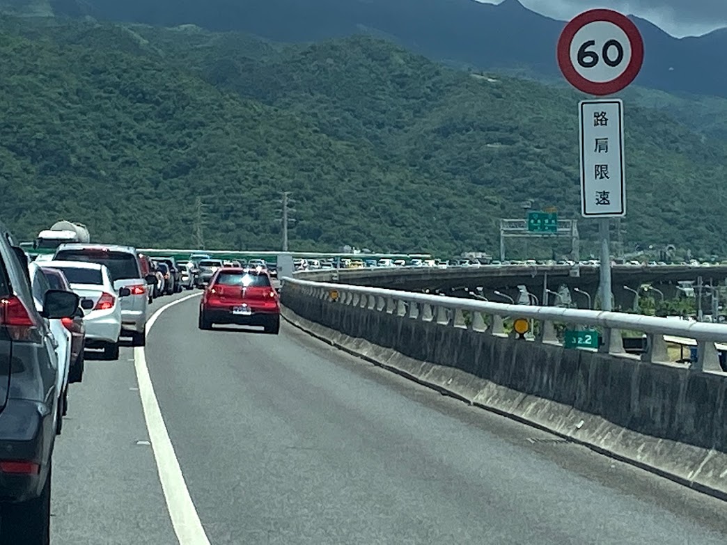 ▲國5交通事故！遊覽車路肩疑閃避他車急煞釀3乘客受傷。（示意圖／NOWnews資料照）