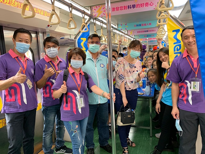 ▲嘉義市政府教育處長林立生親自參與科學闖關體驗。(圖／嘉義市政府提供）