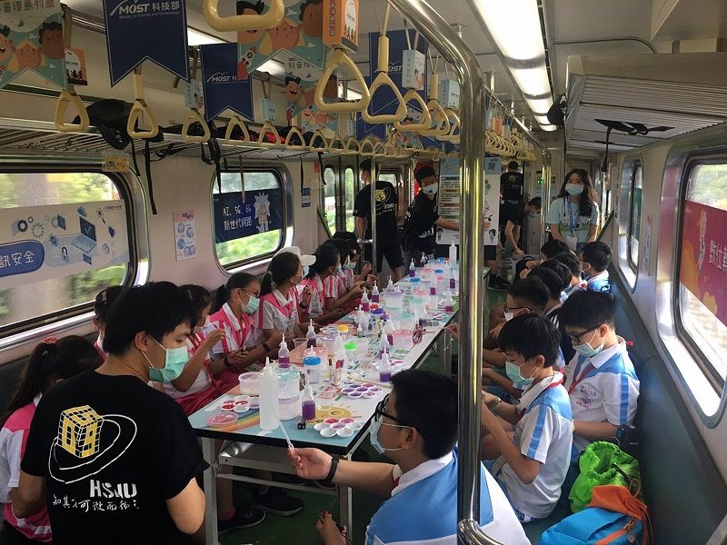 ▲嘉義市政府與嘉義大學在列車上設科學闖關。(圖/嘉義市政府提供)