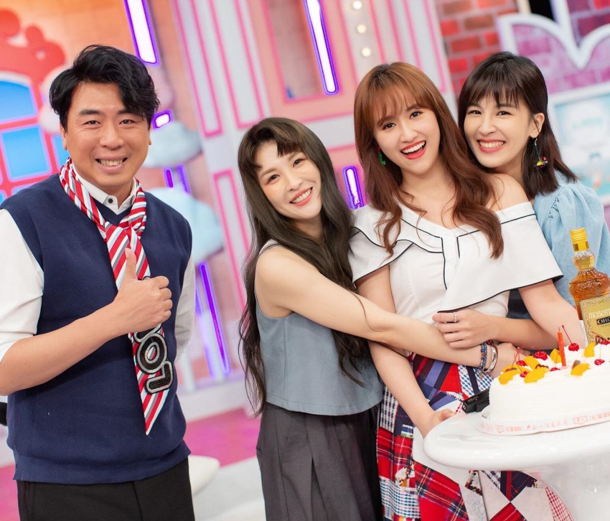 ▲梁赫群（左一）、吳姍儒（右二）節目收攤。（圖／翻攝梁赫群臉書） 