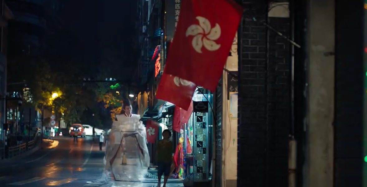 ▲《棋靈王》真人版翻拍的劇情中，主角看到一旁電視報導1997年香港主權移交中國，開心大喊當天「是每個中國人都該高興的日子」。（圖／翻攝自微博）